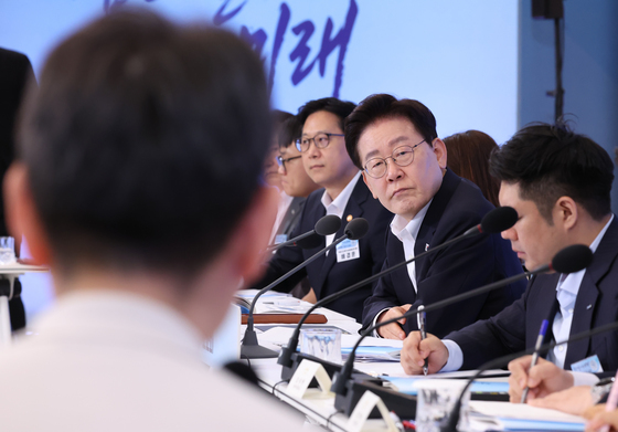 참석자 발언 듣는 이재명 대통령