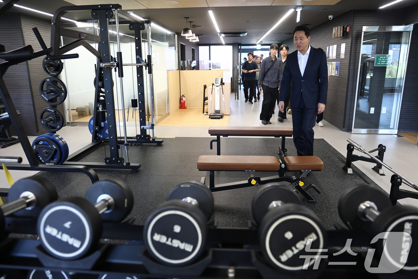 (서울=뉴스1) 박정호 기자 = 오세훈 서울시장이 12일 오후 서울시 구로구 개봉로 청년안심주택 개봉 세이지움을 방문해 피트니스 공간을 둘러보고 있다. (공동취재) 2026.8.1 …