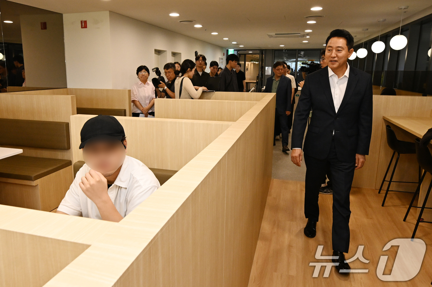 (서울=뉴스1) 박정호 기자 = 오세훈 서울시장이 12일 서울 구로구 개봉 세이지움 청년안심주택을 방문해 커뮤니티 공간을 살펴보고 있다. (공동취재) 2026.8.12/뉴스1