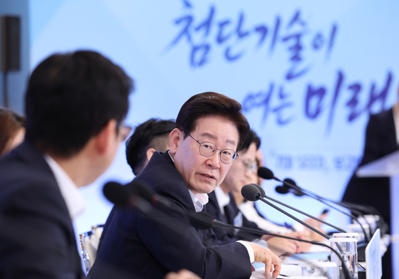 첨단기술 의견 청취하던 李대통령, 최민희 언급에 "그래서 양자 얘기를?"