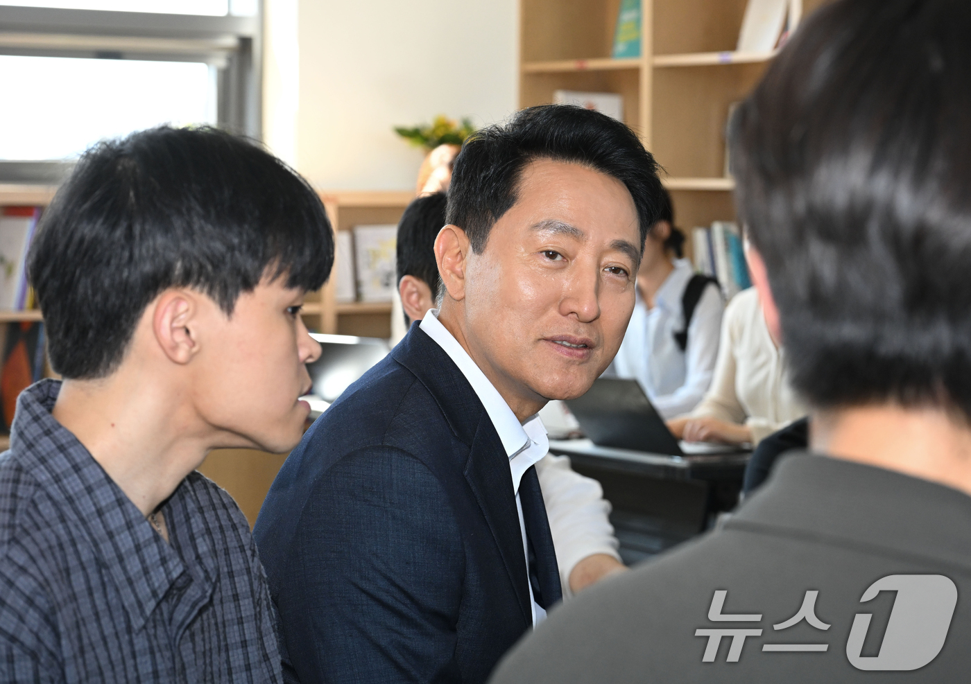 (서울=뉴스1) 박정호 기자 = 오세훈 서울시장이 12일 서울 구로구 개봉역 인근에 위치한 청년안심주택을 방문해 입주 청년들과 간담회를 하고 있다. (공동취재) 2026.8.12/ …