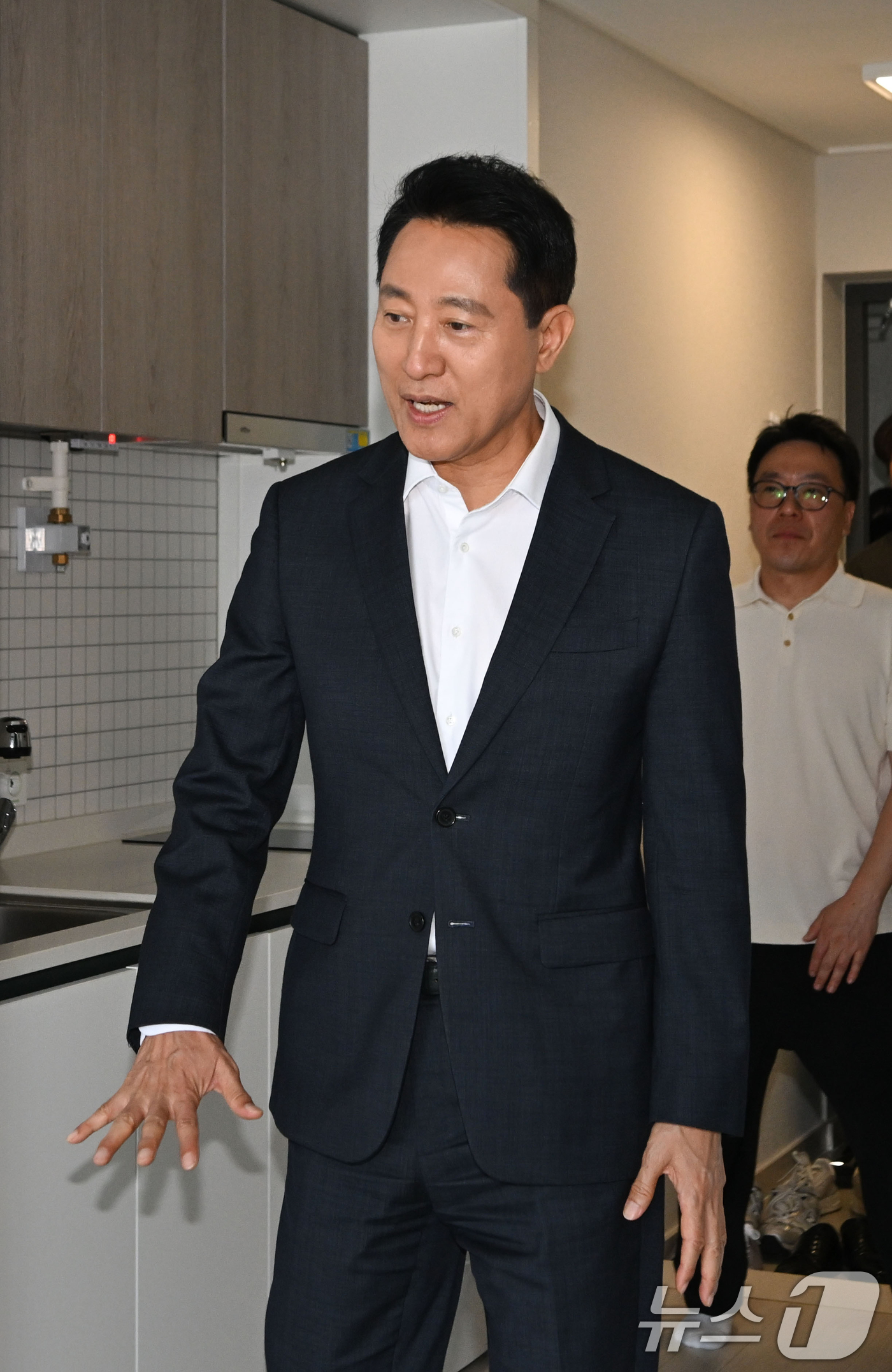 (서울=뉴스1) 박정호 기자 = 오세훈 서울시장이 12일 서울 구로구 개봉역 인근에 위치한 청년안심주택 현장을 방문해 청년 주택 공실을 둘러보고 있다. (공동취재) 2026.8.1 …