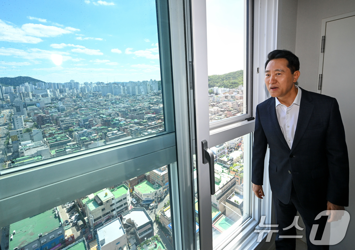 (서울=뉴스1) 박정호 기자 = 오세훈 서울시장이 12일 서울 구로구 개봉역 인근에 위치한 청년안심주택 현장을 방문해 청년 주택 공실을 둘러보고 있다. (공동취재) 2026.8.1 …
