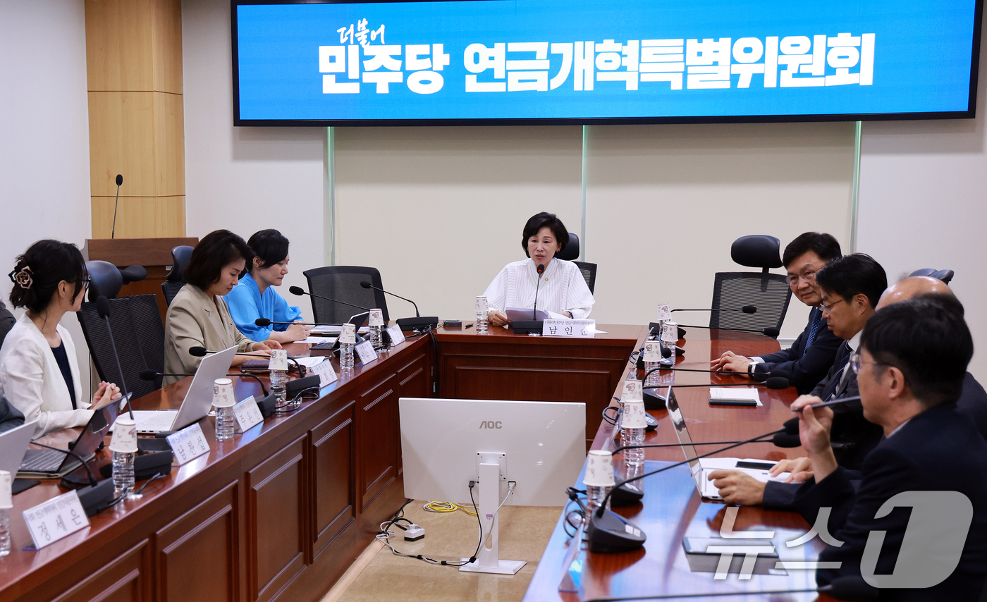 (서울=뉴스1) 이호윤 기자 = 남인순 더불어민주당 연금개혁특별위원장이 12일 서울 여의도 국회에서 열린 더불어민주당 연금개혁특별위원회 전체회의에서 모두발언을 하고 있다. 2026 …