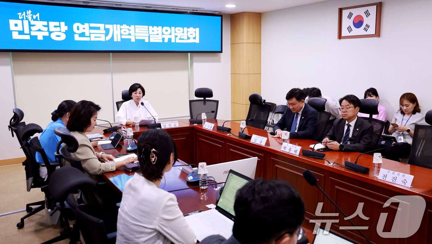 (서울=뉴스1) 이호윤 기자 = 남인순 더불어민주당 연금개혁특별위원장이 12일 서울 여의도 국회에서 열린 더불어민주당 연금개혁특별위원회 전체회의에서 모두발언을 하고 있다. 2026 …
