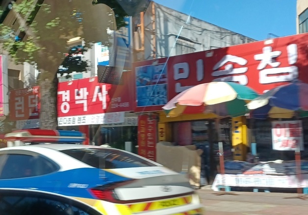불법 우회전 잡으려다 사고나겠네…'길막' 경찰차에 버스 급제동 아찔