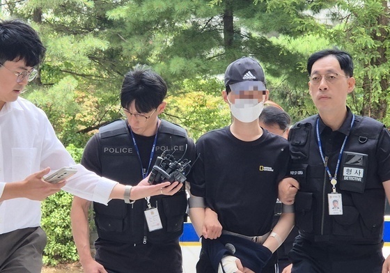 친모 흉기 살해 후 반려견도 목 졸라 죽인 10대 구속 송치