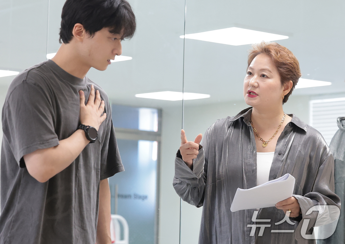 (서울=뉴스1) 권현진 기자 = 최인숙 안무 감독(오른쪽)이 12일 서울 동작구 드림스테이지에서 열린 가족 뮤지컬 ‘나는 반딧불’ 리허설에서 배우들의 동작을 세심하게 지도하고 있다 …