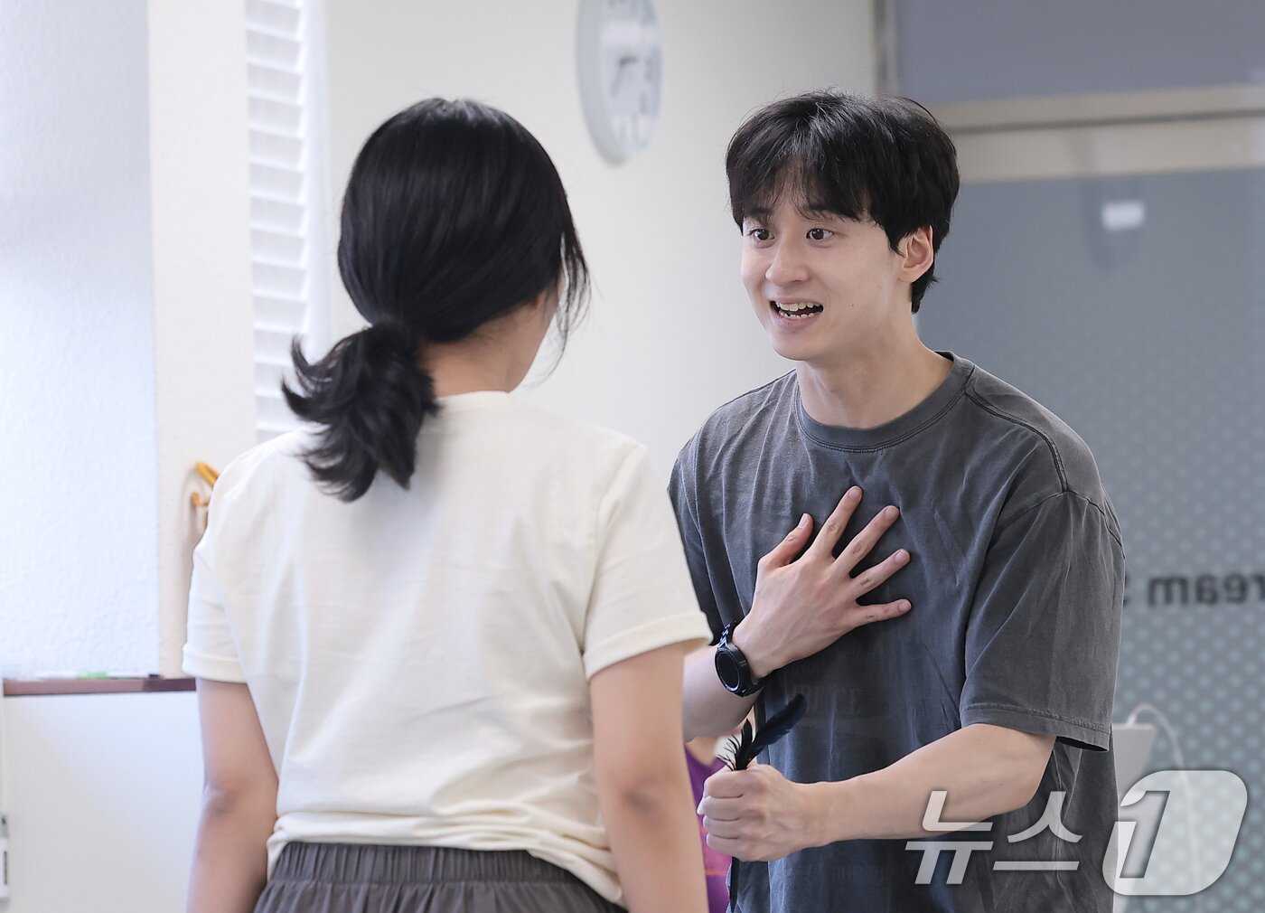 본문 이미지 - 배우 이정훈이 서울 동작구 드림스테이지에서 가족 뮤지컬 ‘나는 반딧불’ 리허설을 하고 있다. ⓒ 뉴스1 권현진 기자