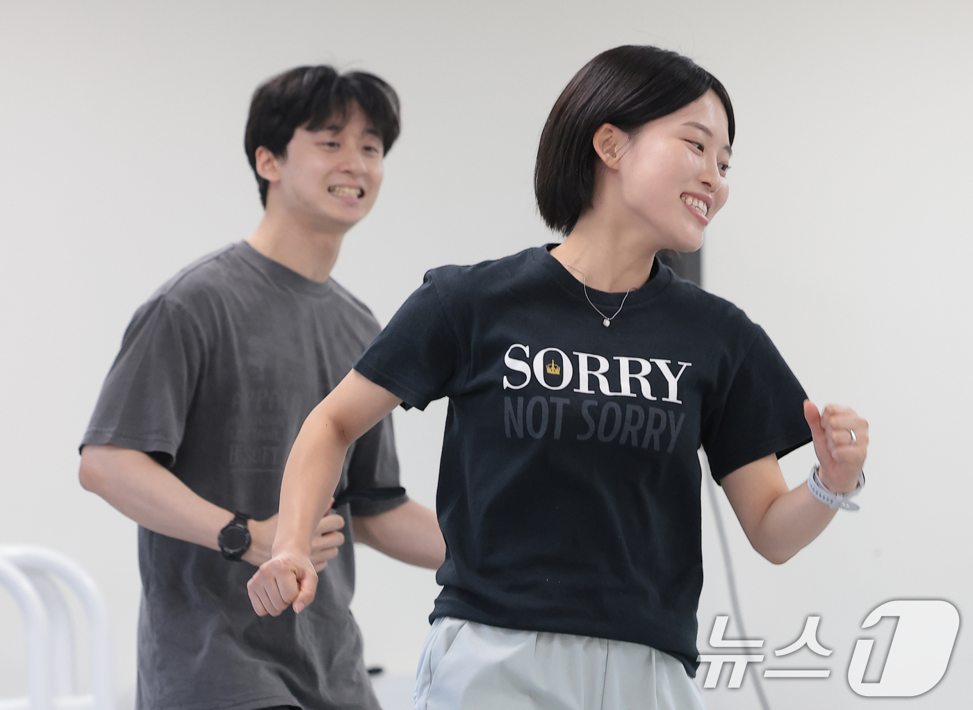 (서울=뉴스1) 권현진 기자 = 배우 이정훈과 문시연(오른쪽)이 12일 서울 동작구 드림스테이지에서 가족 뮤지컬 ‘나는 반딧불’ 리허설을 하고 있다. 2026.8.12/뉴스1