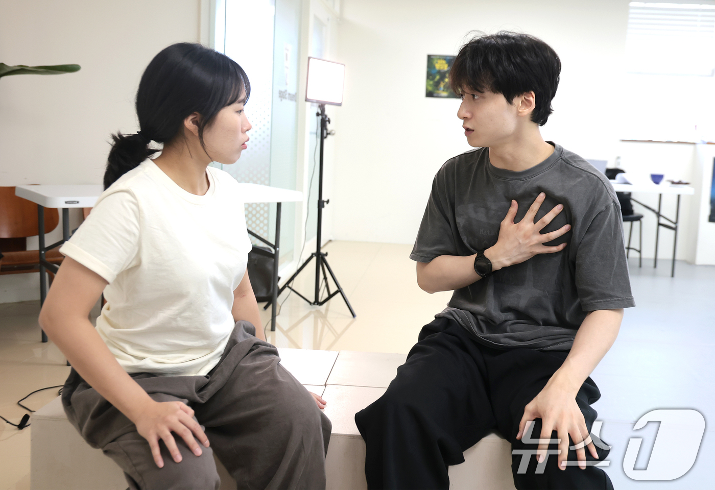 (서울=뉴스1) 권현진 기자 = 배우 이정훈과 이혜인(왼쪽)이 12일 서울 동작구 드림스테이지에서 가족 뮤지컬 ‘나는 반딧불’ 리허설을 하고 있다. 2026.8.12/뉴스1