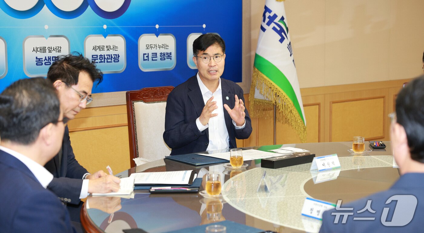 본문 이미지 - 12일 전북도청에서 새만금 헴프산업클러스터의 성공적 조성을 위한 업무협약 체결식이 개최된 가운데 이원택 전북지사가 사업 추진 필요성을 강조하고 있다.(전북도 제공. 재판매 및 DB금지)/뉴스1  