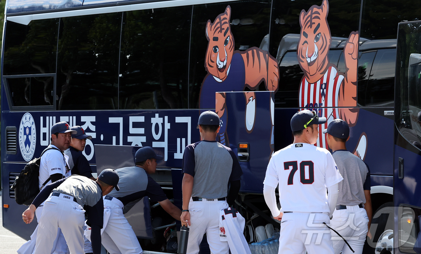 (서울=뉴스1) 김진환 기자 = 5·18 민주화운동 비하 응원 논란으로 받은 전국대회 출전정지 징계가 6개월에서 1개월로 감경되면서 45일 만에 공식 경기에 나서는 배재고 야구부가 …