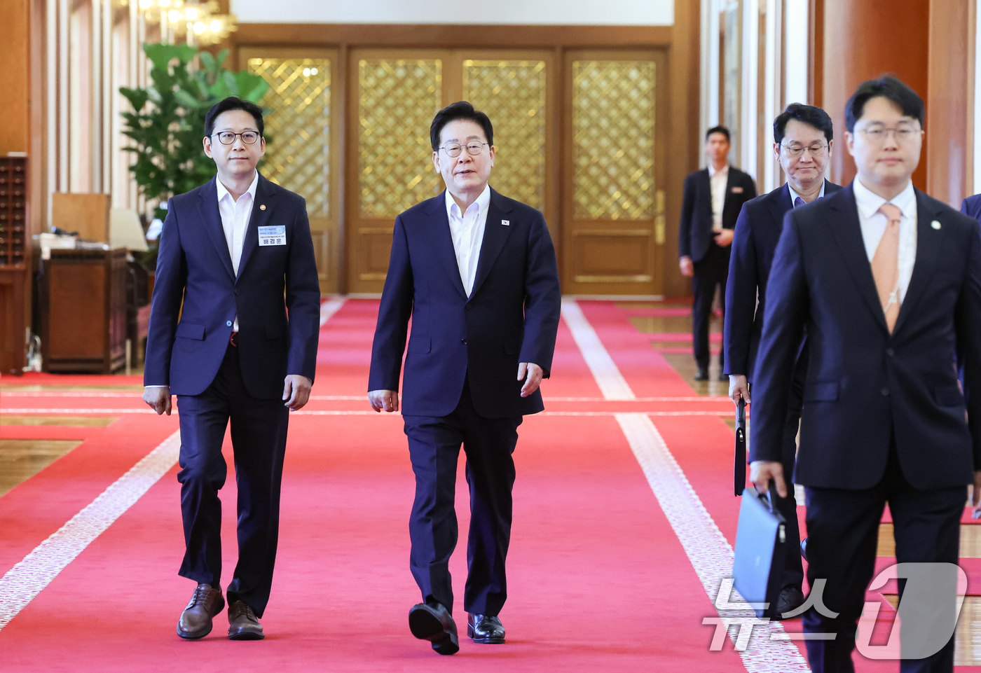 (서울=뉴스1) 허경 기자 = 이재명 대통령이 12일 청와대에서 열린 미래성장동력 7대SEED 보고회에 입장하고 있다. 2026.8.12/뉴스1