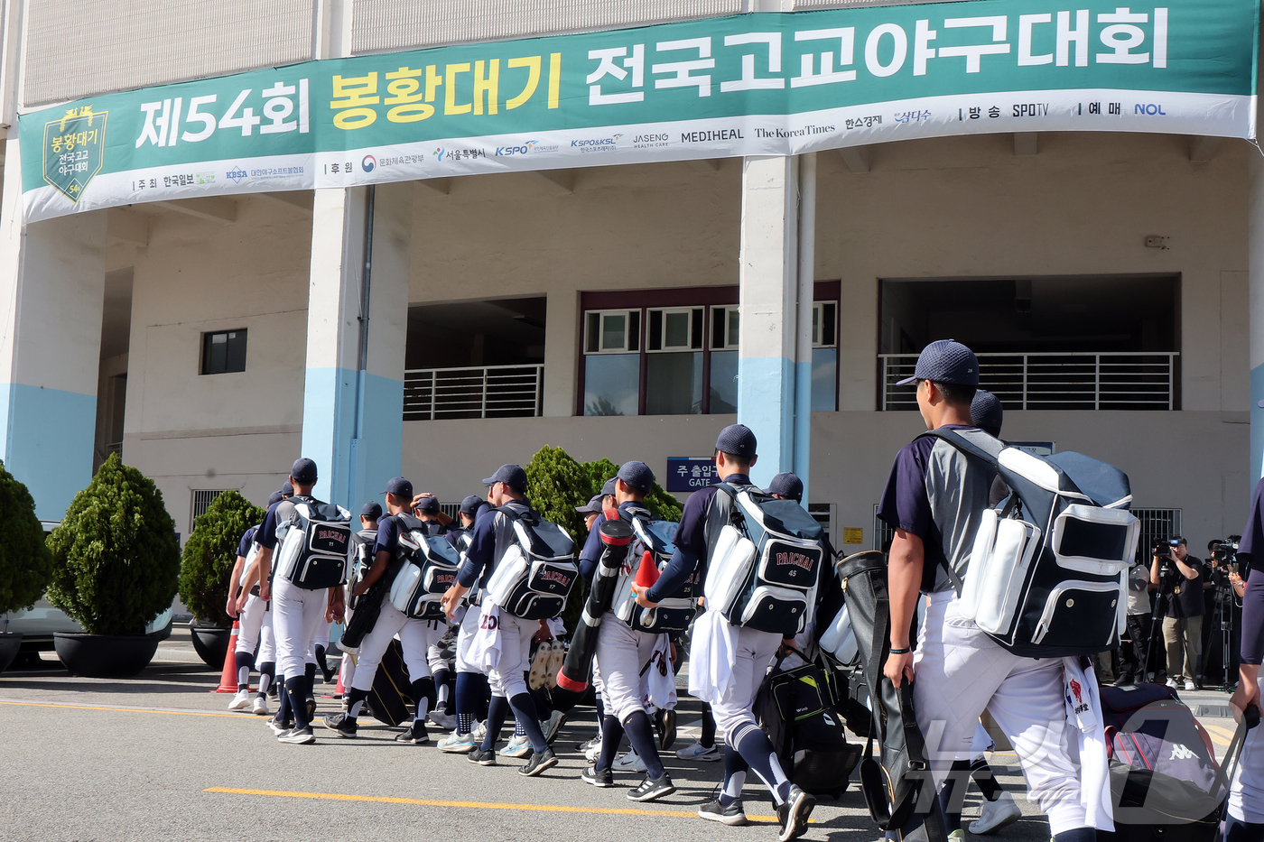 (서울=뉴스1) 김진환 기자 = 5·18 민주화운동 비하 응원 논란으로 받은 전국대회 출전정지 징계가 6개월에서 1개월로 감경되면서 45일 만에 공식 경기에 나서는 배재고 야구부가 …