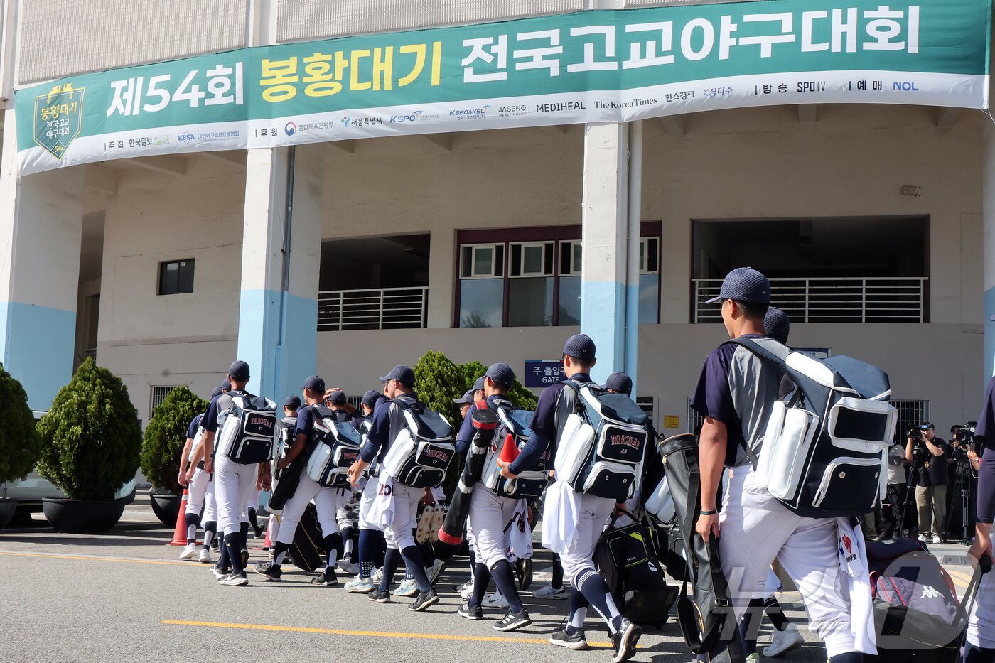 본문 이미지 - 5·18 민주화운동 비하 응원 논란으로 받은 전국대회 출전정지 징계가 6개월에서 1개월로 감경되면서 45일 만에 공식 경기에 나서는 배재고 야구부가 12일 서울 양천구 목동야구장에서 열린 제54회 봉황대기 전국고교야구대회 1회전 인천고와의 경기를 앞두고 경기장으로 향하고 있다. 2026.8.12 ⓒ 뉴스1 김진환 기자