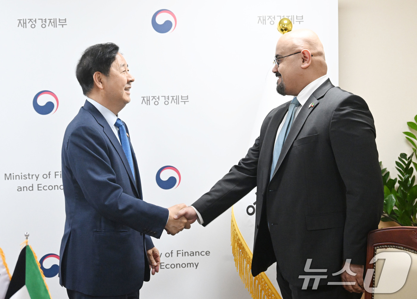 (서울=뉴스1) = 구윤철 부총리 겸 재정경제부 장관이 12일 서울 종로구 정부서울청사에서 아잠 알-아스포르 주한 쿠웨이트 대사와 면담 기념 악수를 하고 있다. (재정경제부 제공. …
