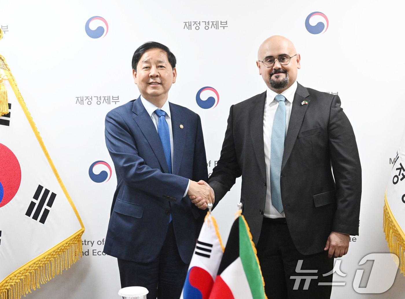 (서울=뉴스1) = 구윤철 부총리 겸 재정경제부 장관이 12일 서울 종로구 정부서울청사에서 아잠 알-아스포르 주한 쿠웨이트 대사와 악수하고 있다. (재정경제부 제공. 재판매 및 D …