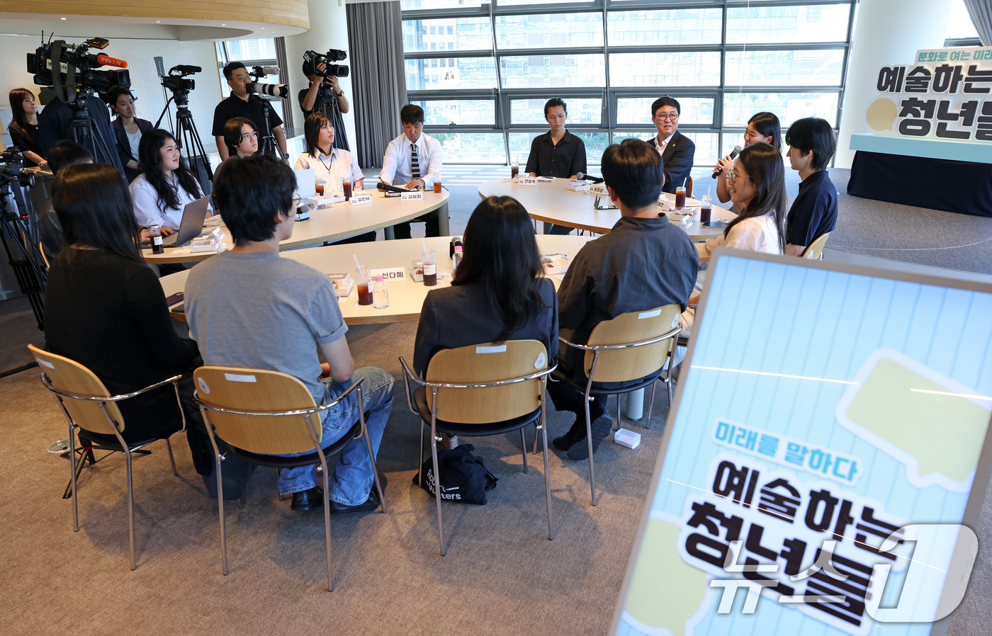 (서울=뉴스1) = 최휘영 문화체육관광부 장관이 12일 서울 종로구 아트코리아랩에서 청년 문화예술인들을 만나 현장에 대한 의견을 나누고 있다. (문화체육관광부 제공. 재판매 및 D …