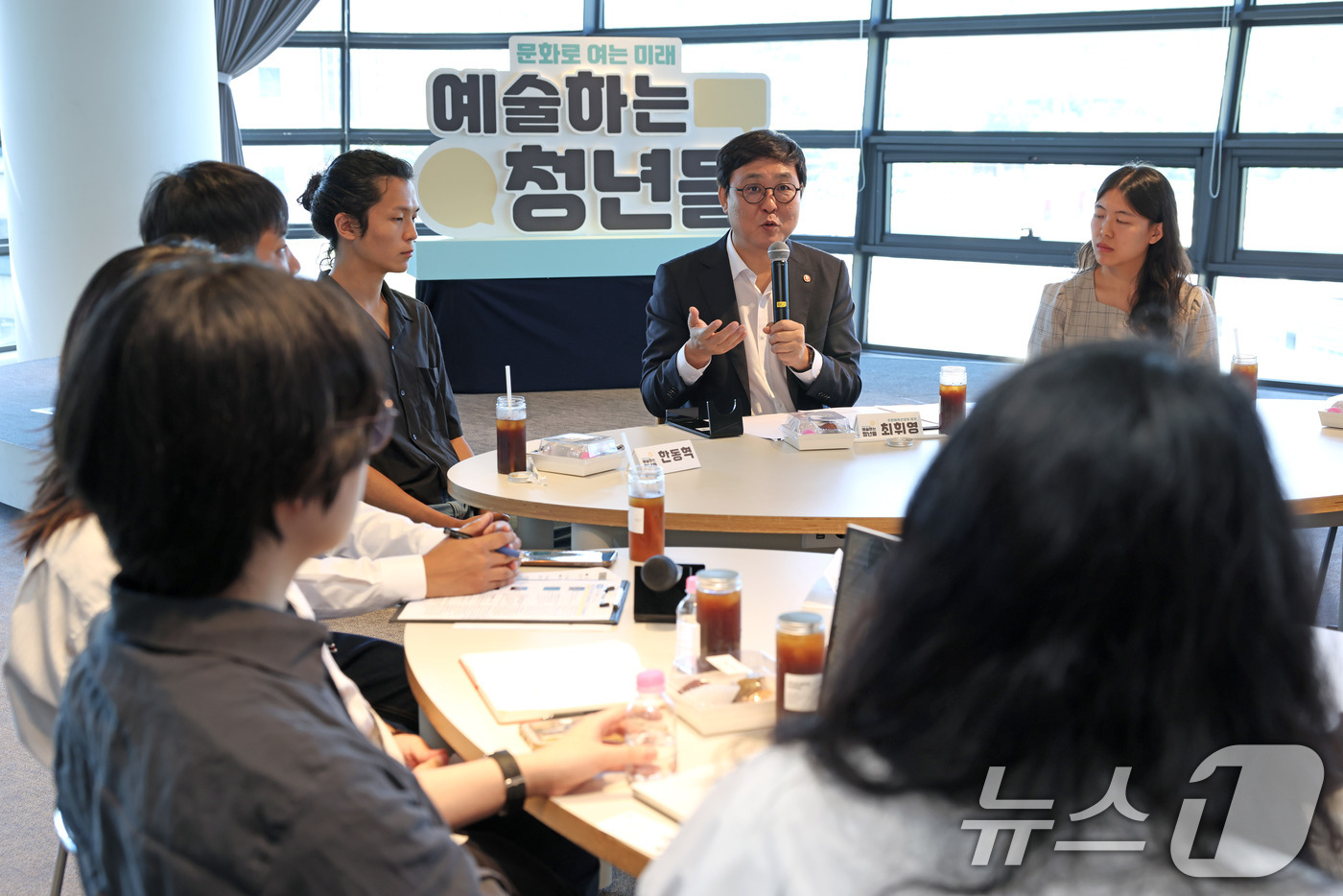(서울=뉴스1) = 최휘영 문화체육관광부 장관이 12일 서울 종로구 아트코리아랩에서 청년 문화예술인들을 만나 현장에 대한 의견을 나누고 있다. (문화체육관광부 제공. 재판매 및 D …