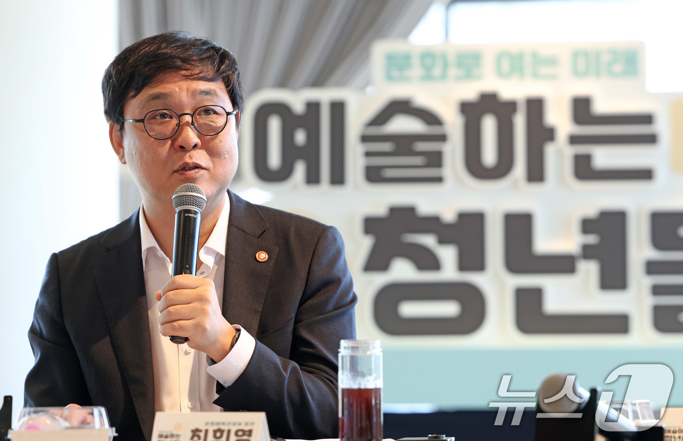 (서울=뉴스1) = 최휘영 문화체육관광부 장관이 12일 서울 종로구 아트코리아랩에서 청년 문화예술인들을 만나 현장에 대한 의견을 나누고 있다. (문화체육관광부 제공. 재판매 및 D …