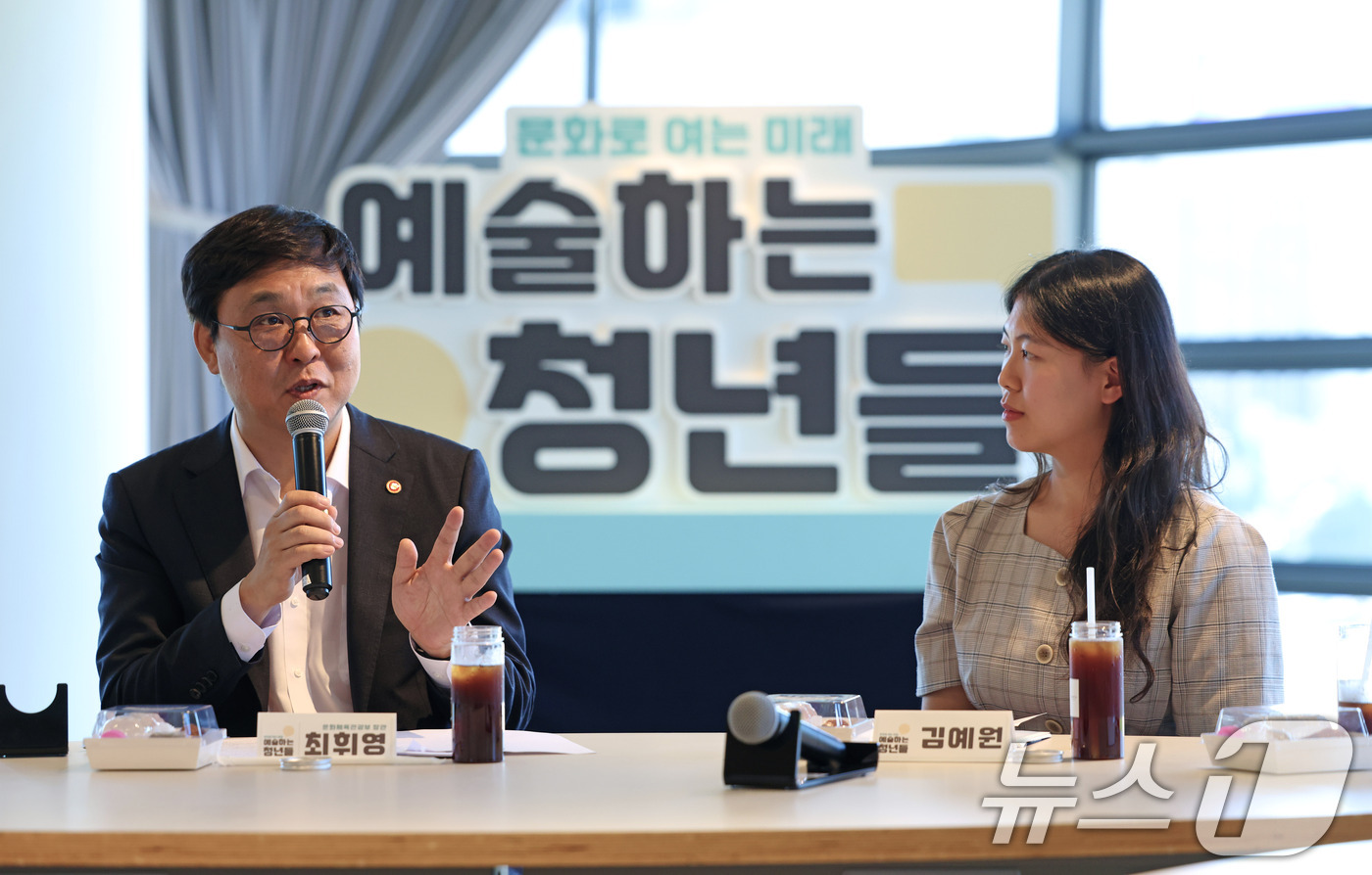 (서울=뉴스1) = 최휘영 문화체육관광부 장관이 12일 서울 종로구 아트코리아랩에서 청년 문화예술인들을 만나 현장에 대한 의견을 나누고 있다. (문화체육관광부 제공. 재판매 및 D …