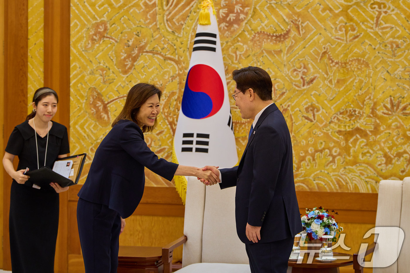(서울=뉴스1) 이재명 기자 = 이재명 대통령과 미셸 스틸 주한미국대사가 12일 청와대에서 환담을 나누기 전 인사를 하고 있다. (청와대 제공. 재판매 및 DB 금지) 2026.8 …