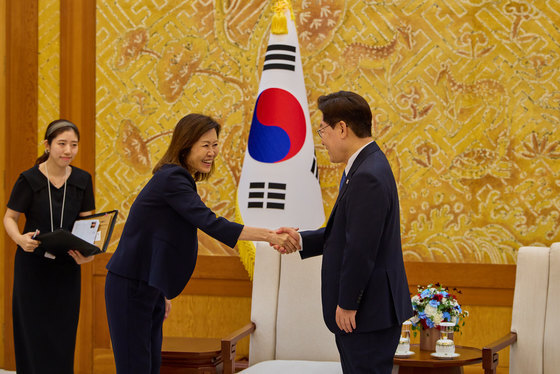 악수하는 이재명 대통령·미셸 스틸 주한미국대사