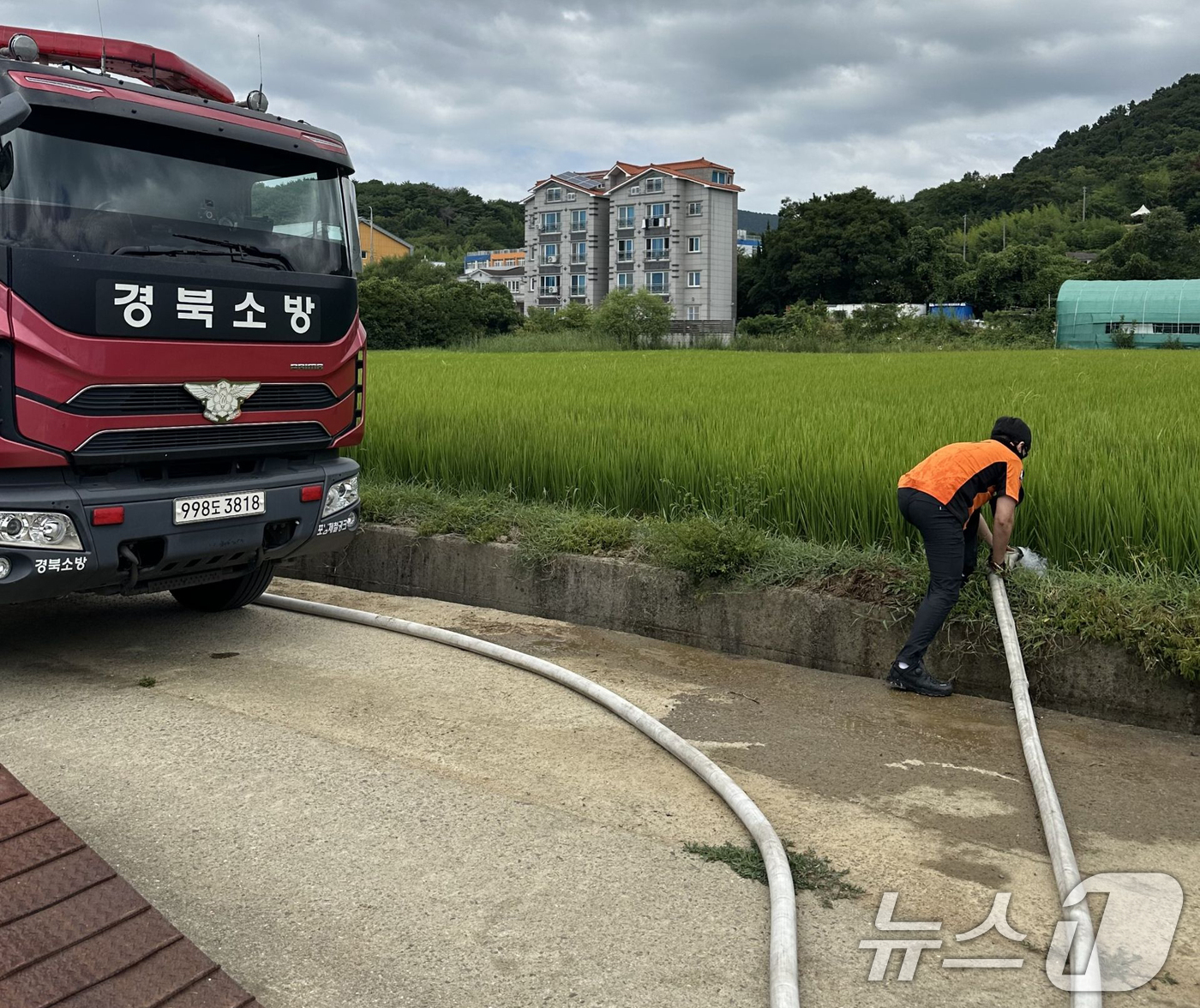 (포항=뉴스1) 최창호 기자 = 12일 유례없는 여름 가뭄에 시달리고 있는 경남지역에 국가소방동원령 발령되자 경북 포항남·북부소방서에 대기 중이던 대형 물탱크 차량 2대가 급수 지 …