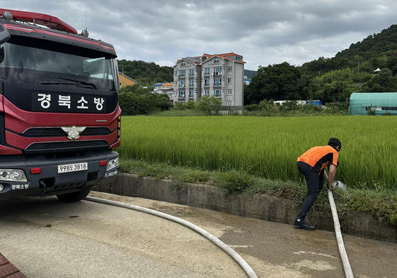 경남 비상 급수 작전에 출동한 포항 소방차