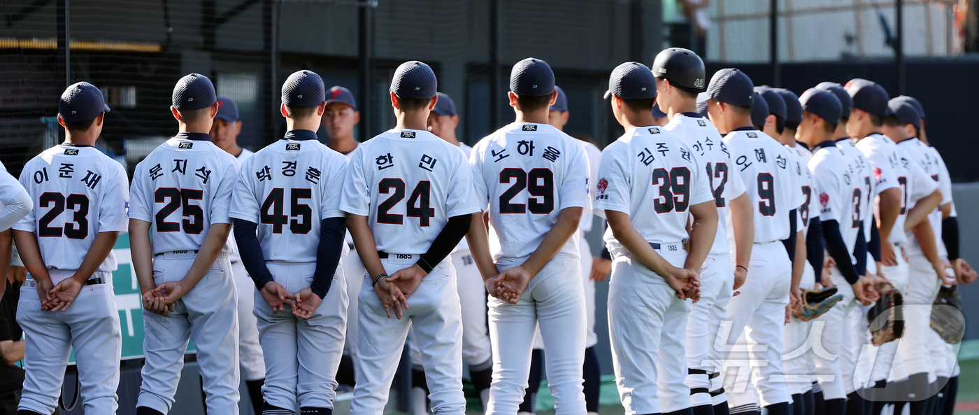 (서울=뉴스1) 김진환 기자 = 배재고 야구부가 12일 서울 양천구 목동야구장에서 열린 제54회 봉황대기 전국고교야구대회 1회전 인천고와의 경기를 앞두고 각오를 다지고 있다.이날 …
