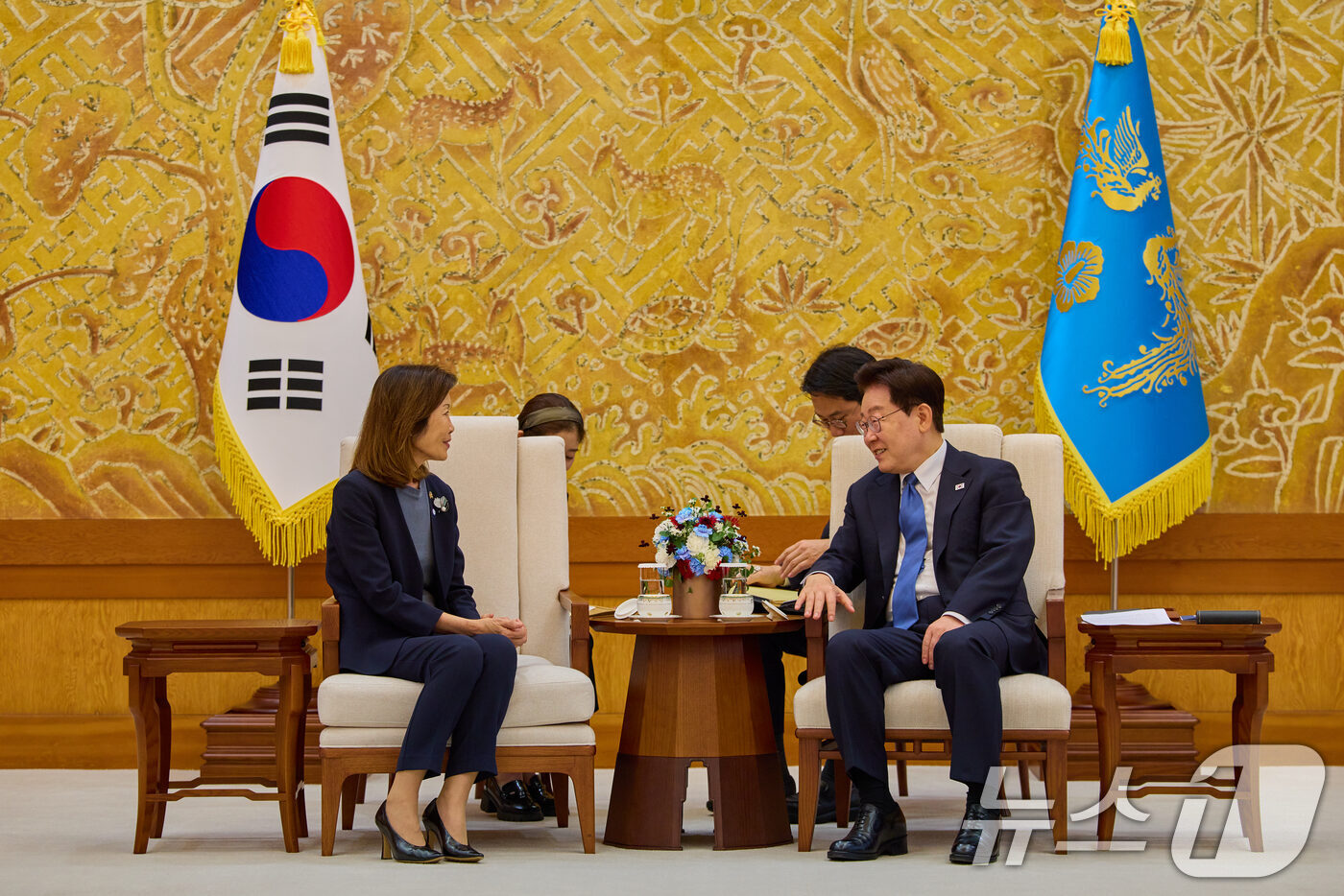 (서울=뉴스1) 이재명 기자 = 이재명 대통령과 미셸 스틸 주한미국대사가 12일 청와대에서 열린 주한대사 신임장 제정식을 마친 후 환담을 나누고 있다. (청와대 제공. 재판매 및 …