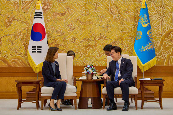 환담 나누는 이재명 대통령·미셸 스틸 주한미국대사