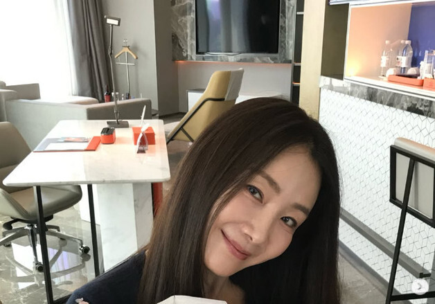 최지우, 51세 맞아? 꽃다발보다 빛나는 방부제 미모 [N샷]