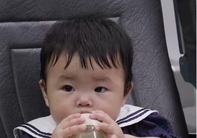 '슈돌' 임라라 딸 단이, 배고픔에 셀프 수유…'먹방 요정' 등극