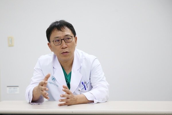 본문 이미지 - 문덕복 서울아산병원 간이식·간담도외과 교수가 인터뷰를 하고 있다. (병원 제공)