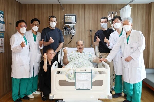 본문 이미지 - 모로코 삼부자 가족이 2대1 생체간이식 수술을 집도한 간이식·간담도외과 의료진과 기념촬영을 하고 있다. (병원 제공)