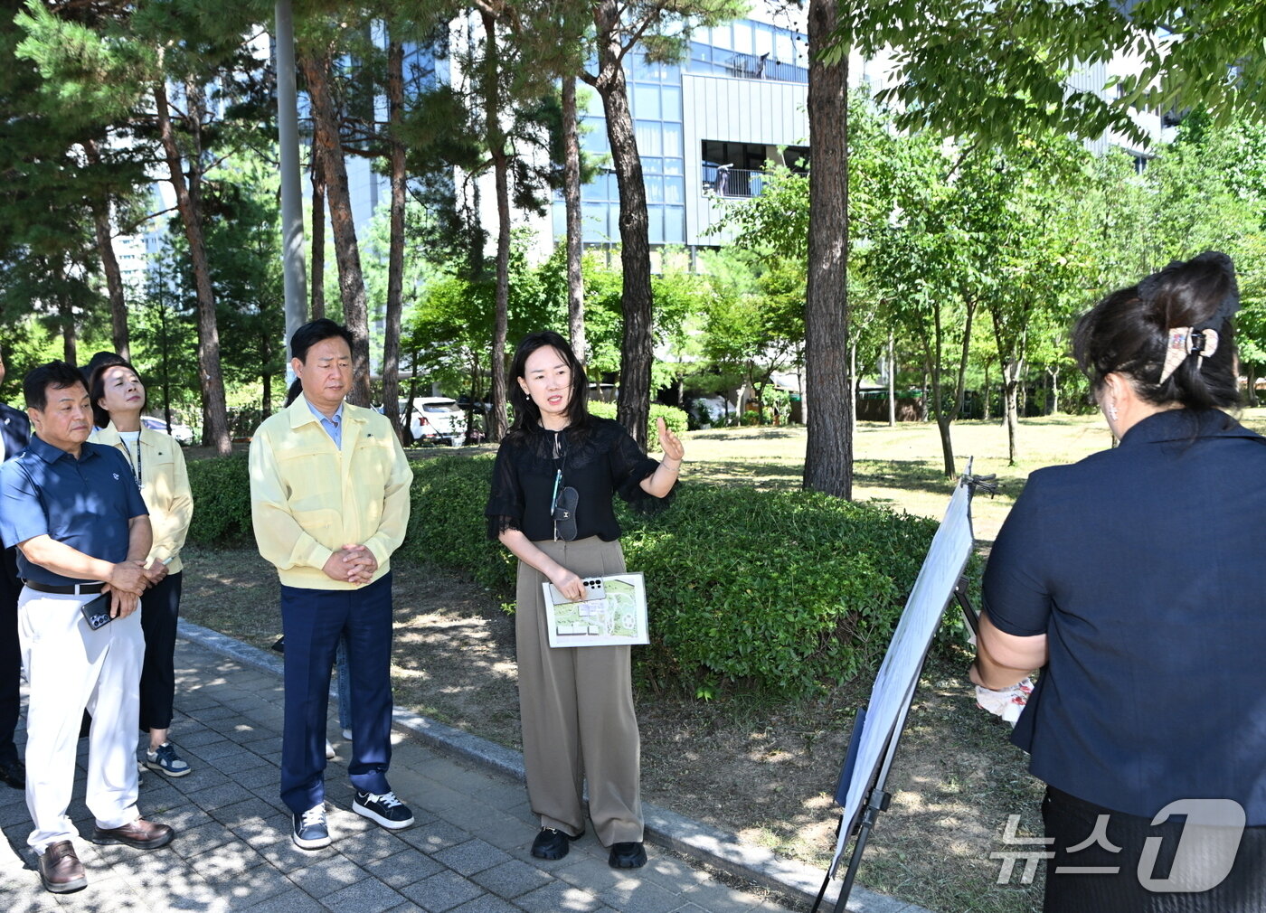 본문 이미지 - 신동화 경기 구리시장이 12일 관내 주요 사업 현장을 점검하는 모습 (사진=구리시)