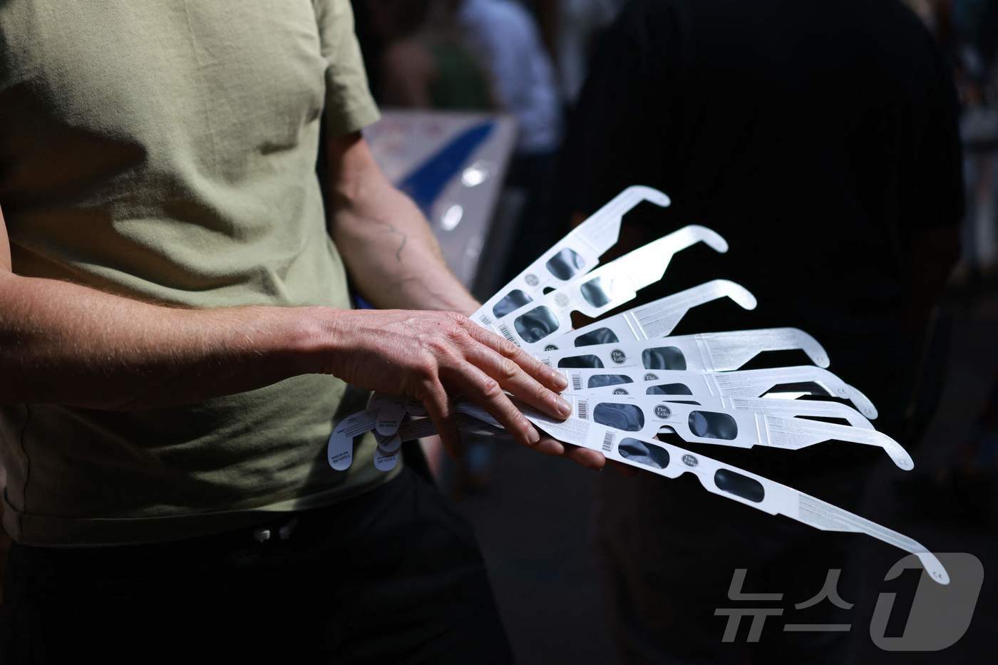 본문 이미지 - 영국 런던의 일식 관측용 안경 판매상. 2026.08.11 ⓒ AFP=뉴스1