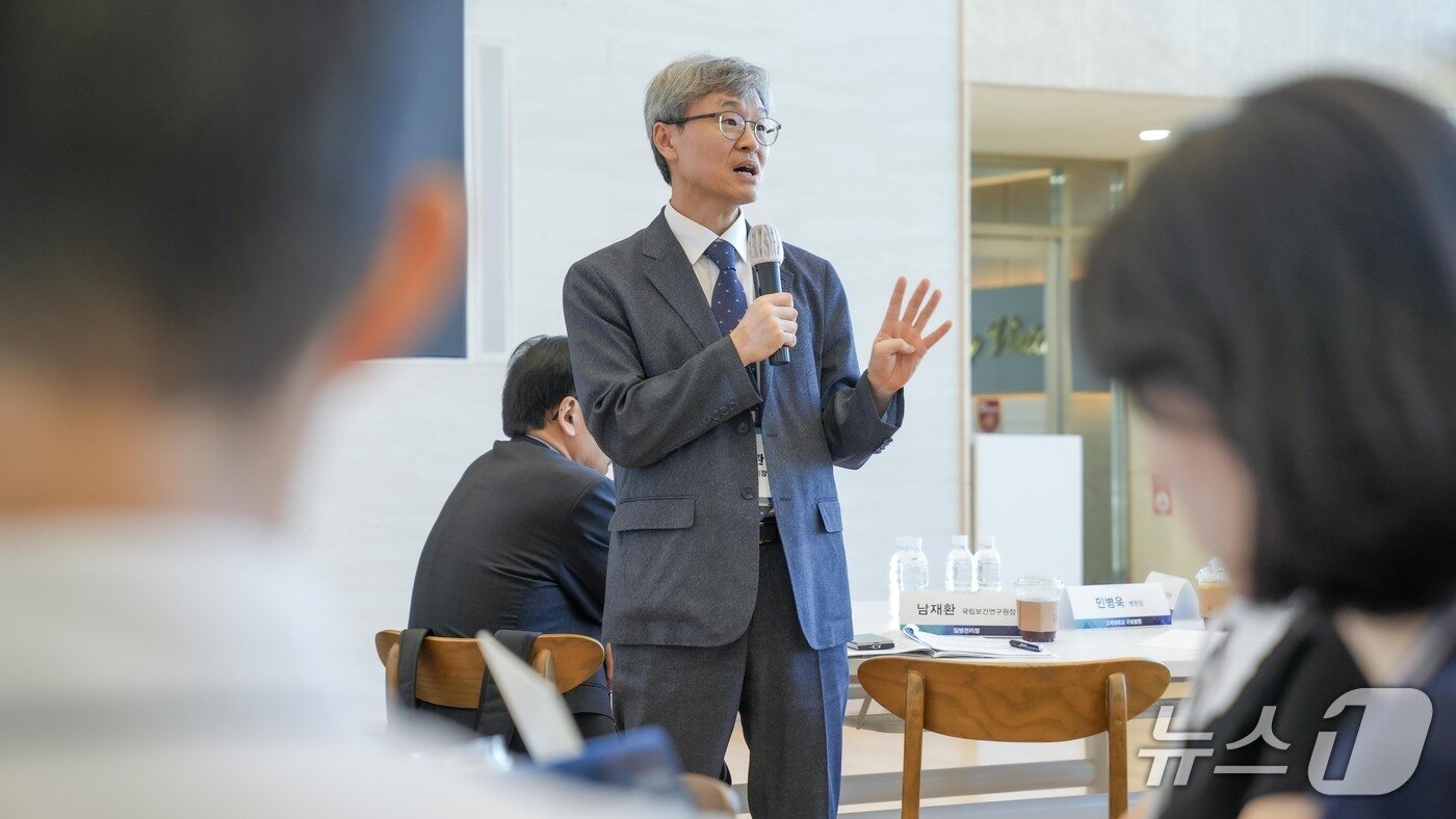 본문 이미지 - 남재환 국립보건연구원 원장이 간담회에서 발언하고 있다.