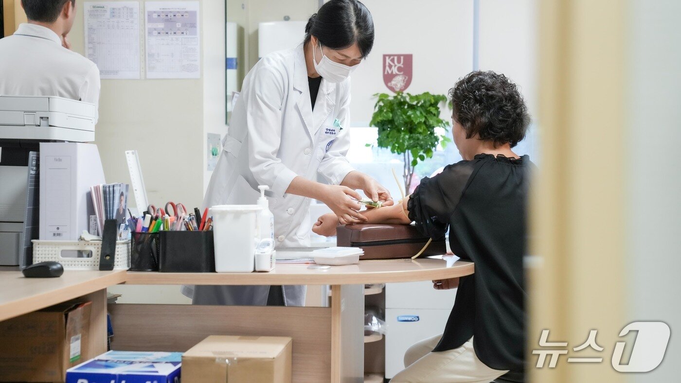 본문 이미지 - mRNA 백신 임상 1상 시험 참여자가 고려대 구로병원에서 추적관찰을 진행하고 있다.