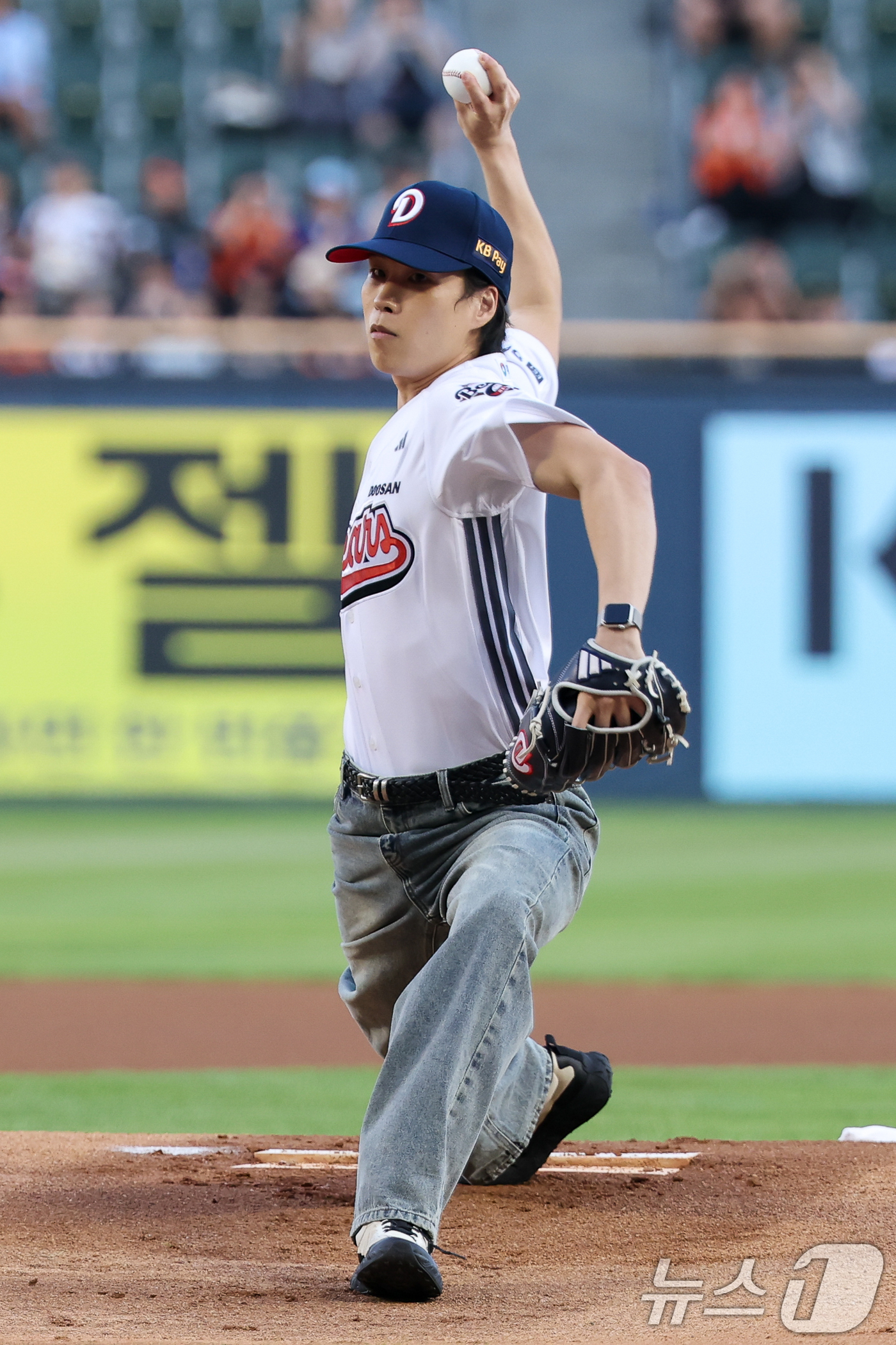 (서울=뉴스1) 안은나 기자 = 배우 정창환이 12일 오후 서울 송파구 잠실야구장에서 프로야구 '2026 신한은행 SOL KBO리그' 한화 이글스와 두산 베어스의 경기에 앞서 시구 …