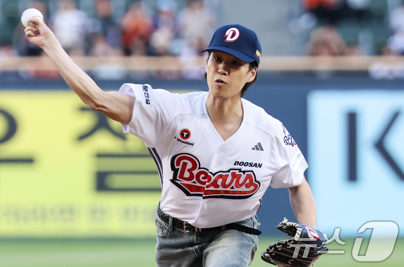 (서울=뉴스1) 안은나 기자 = 배우 정창환이 12일 오후 서울 송파구 잠실야구장에서 프로야구 '2026 신한은행 SOL KBO리그' 한화 이글스와 두산 베어스의 경기에 앞서 시구 …