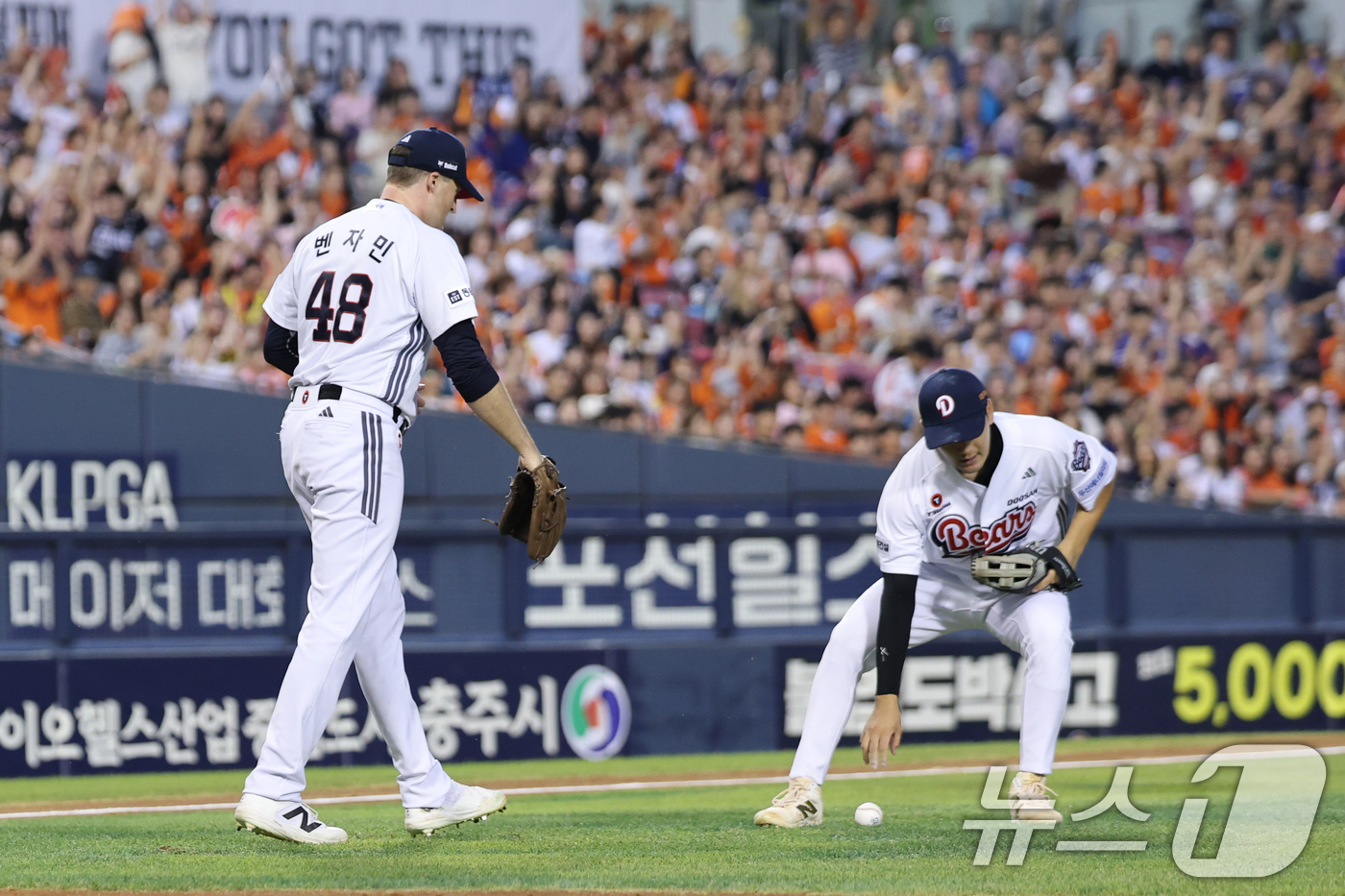 (서울=뉴스1) 안은나 기자 = 12일 오후 서울 송파구 잠실야구장에서 열린 프로야구 '2026 신한은행 SOL KBO리그' 한화 이글스와 두산 베어스의 경기, 3회초 한화 이도윤 …