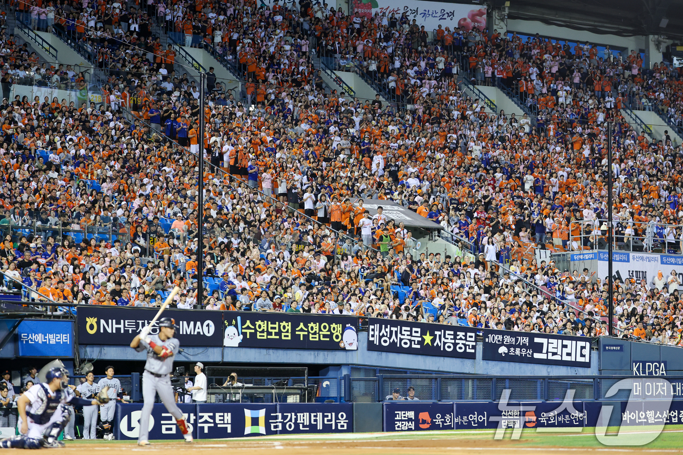 (서울=뉴스1) 안은나 기자 = 12일 오후 서울 송파구 잠실야구장에서 열린 프로야구 '2026 신한은행 SOL KBO리그' 한화 이글스와 두산 베어스의 경기에서 야구팬들이 응원을 …