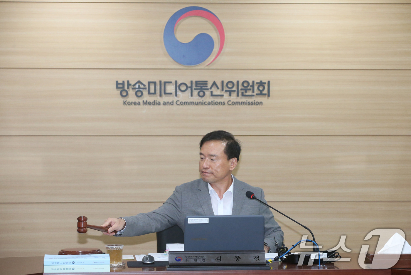 (서울=뉴스1) = 김종철 방송미디어통신위원장(가운데)이 12일 정부과천청사에서 '2026년 제27차 전체회의'를 주재하고 있다. (방송미디어통신위원회 제공. 재판매 및 DB금지) …