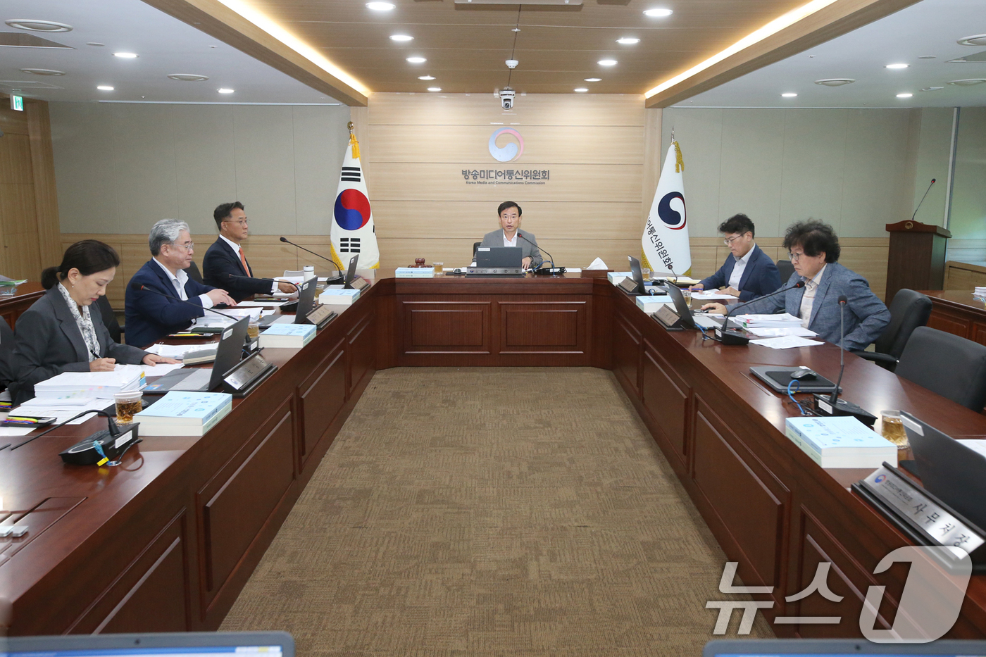 (서울=뉴스1) = 김종철 방송미디어통신위원장(가운데)이 12일 정부과천청사에서 '2026년 제27차 전체회의'를 주재하고 있다. (방송미디어통신위원회 제공. 재판매 및 DB금지) …