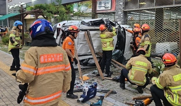 수원 마트 옥상 주차장서 차량 추락…무면허 20대 운전자 사망(종합)