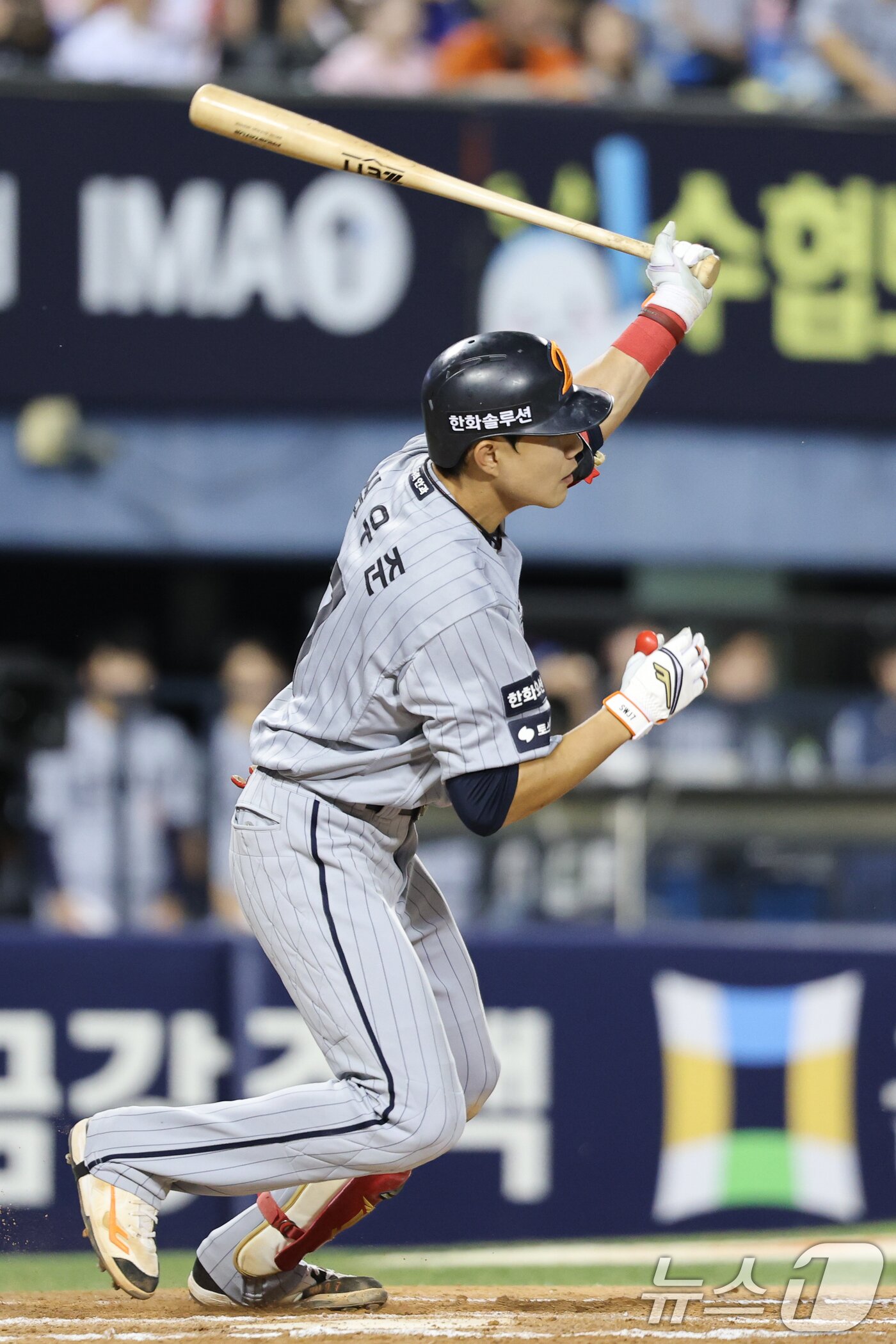 본문 이미지 - 12일 오후 서울 송파구 잠실야구장에서 열린 프로야구 '2026 신한은행 SOL KBO리그' 한화 이글스와 두산 베어스의 경기, 6회초 1사 만루 상황 한화 심우준이 유격수 앞 땅볼로 출루하고 있다. 2026.8.12 ⓒ 뉴스1 안은나 기자
