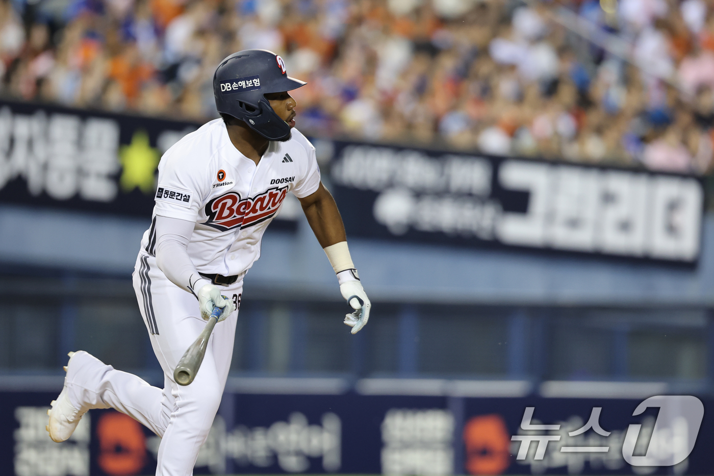 (서울=뉴스1) 안은나 기자 = 12일 오후 서울 송파구 잠실야구장에서 열린 프로야구 '2026 신한은행 SOL KBO리그' 한화 이글스와 두산 베어스의 경기, 7회말 2사 1루 …